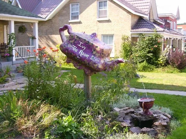 The 'chintzy' purple teapot