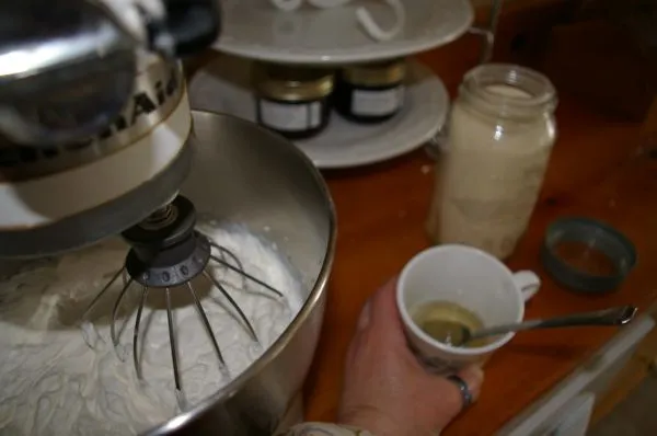 Whipped cream with soft peaks is ready for gelatine.